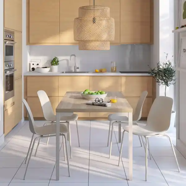 Bild 2 von SKÅLSTA Tisch und 4 Stühle, Eichenachbildung gerade hell graubeige/Kunsstoff beige röhrenförmig. Metall/hell graubeige, 140x80 cm