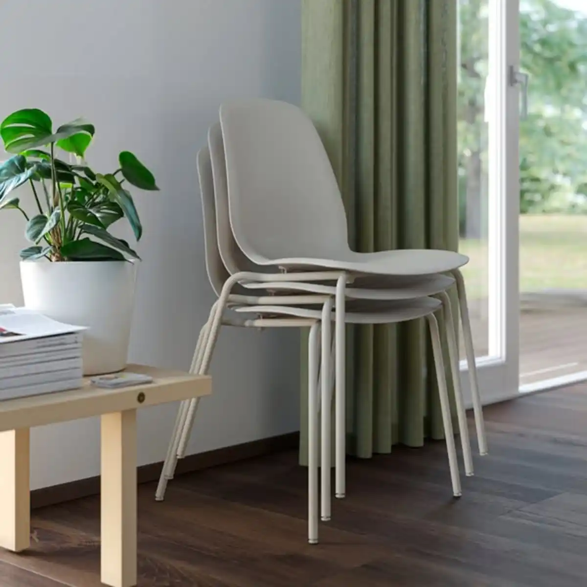Bild 4 von SKÅLSTA Tisch und 4 Stühle, helles Graubeige gerade hell graubeige/Kunsstoff beige röhrenförmig. Metall/hell graubeige, 140x80 cm