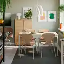 Bild 3 von SKÅLSTA Tisch und 4 Stühle, Eichenachbildung gerade hell graubeige/Rattan röhrenförmig. Metall/hell graubeige, 140x80 cm