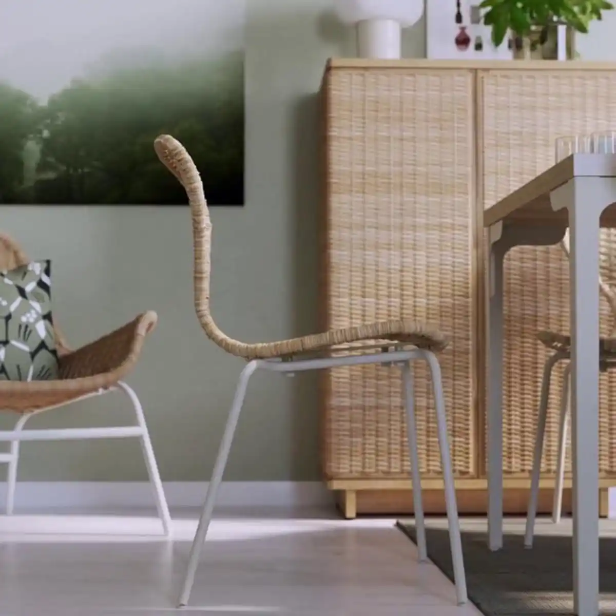 Bild 2 von SKÅLSTA Tisch und 4 Stühle, Eichenachbildung gerade hell graubeige/Rattan röhrenförmig. Metall/hell graubeige, 140x80 cm