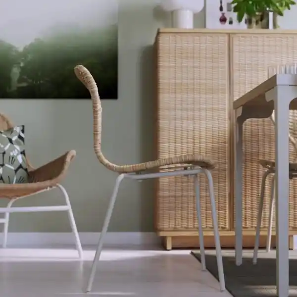 Bild 2 von SKÅLSTA Tisch und 4 Stühle, Eichenachbildung gerade hell graubeige/Rattan röhrenförmig. Metall/hell graubeige, 140x80 cm