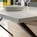 Bild 3 von SKÅLSTA Tisch und 4 Stühle, helles Graubeige x-förmig schwarzgrau/Kunststoff schwarz profiliertes Metall/schwarzgrau, 140x80 cm
