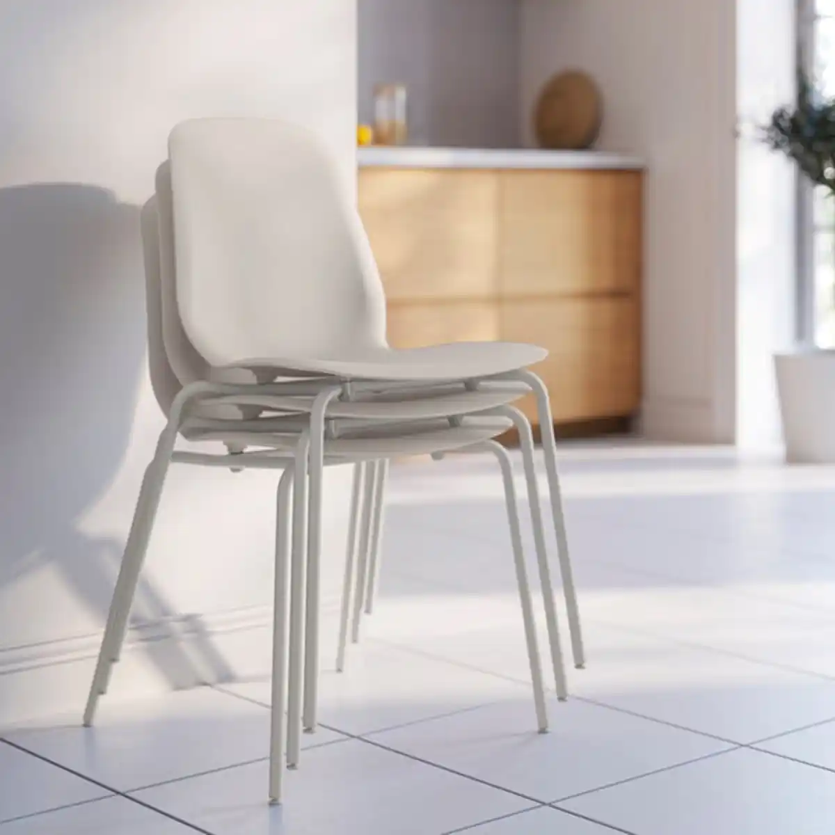 Bild 4 von SKÅLSTA Tisch und 4 Stühle, Eichenachbildung gerade hell graubeige/Kunsstoff beige röhrenförmig. Metall/hell graubeige, 140x80 cm