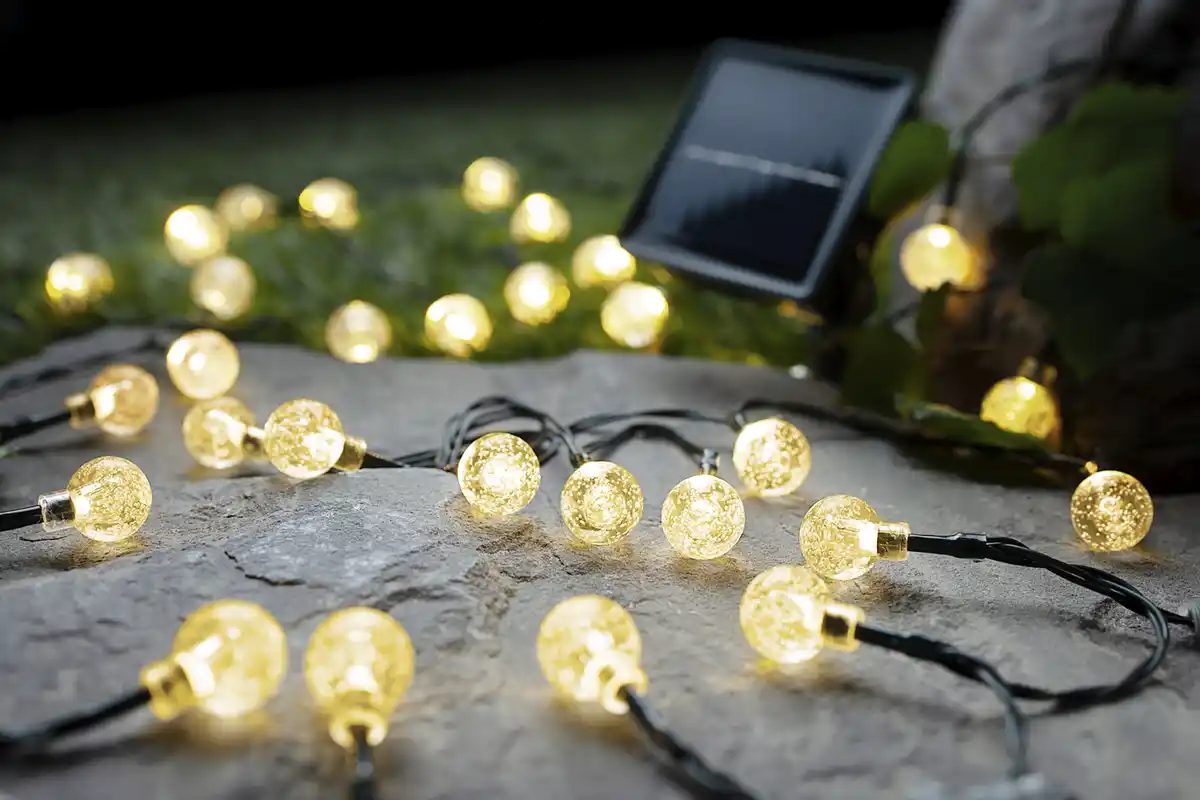 Bild 4 von IDEENWELT Solar-Lichterkette mit 50 Lichtern
