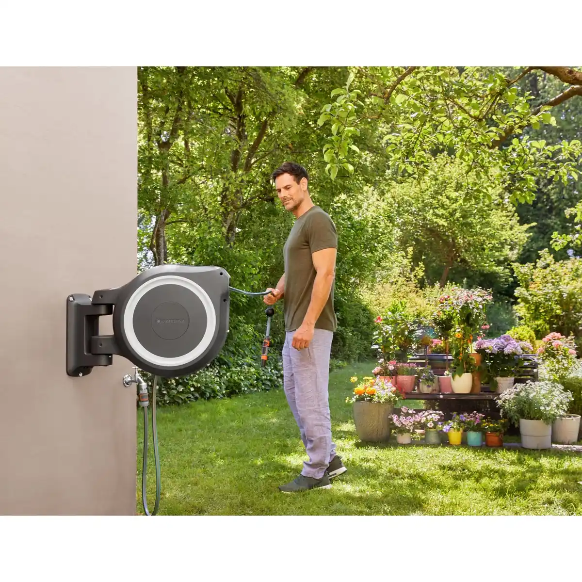 Bild 4 von Gardena Wand-Schlauchbox RollUp M/L 25 m Gartenschlauch inkl. Reinigungsspritze