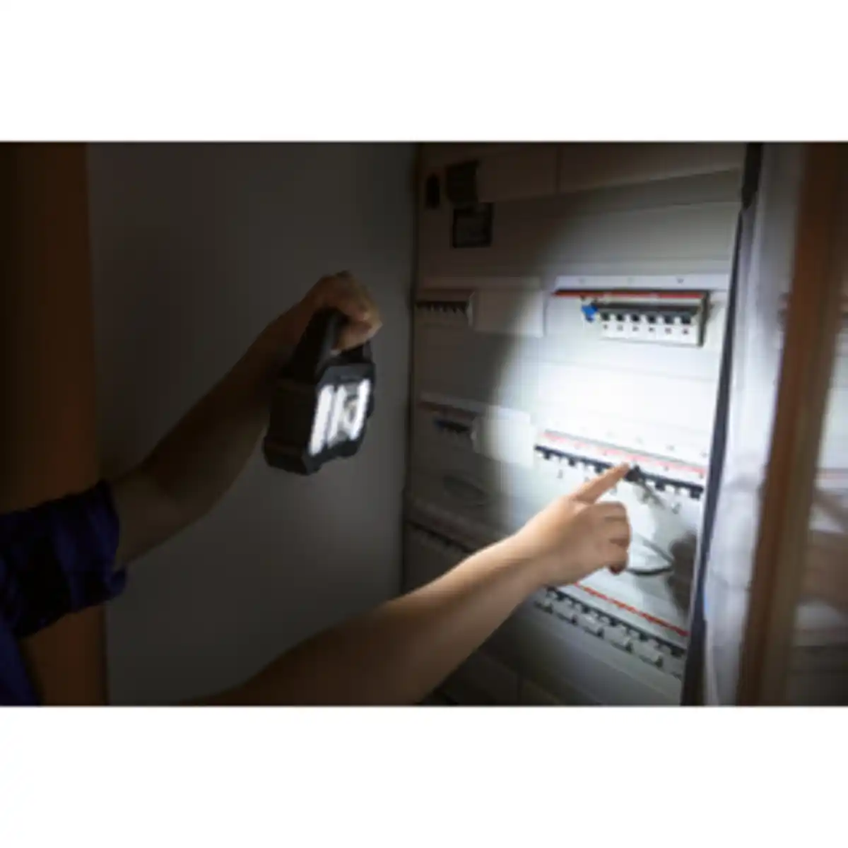Bild 2 von EASYMAXX LED-Arbeitsleuchte, Akku-/Solarbetrieb, COB-LED, 2400 mAh, 400 lm, USB, schwarz