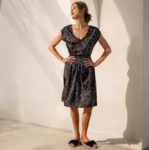 Damen-Kleid mit V-Ausschnitt und gesmokter Taille
