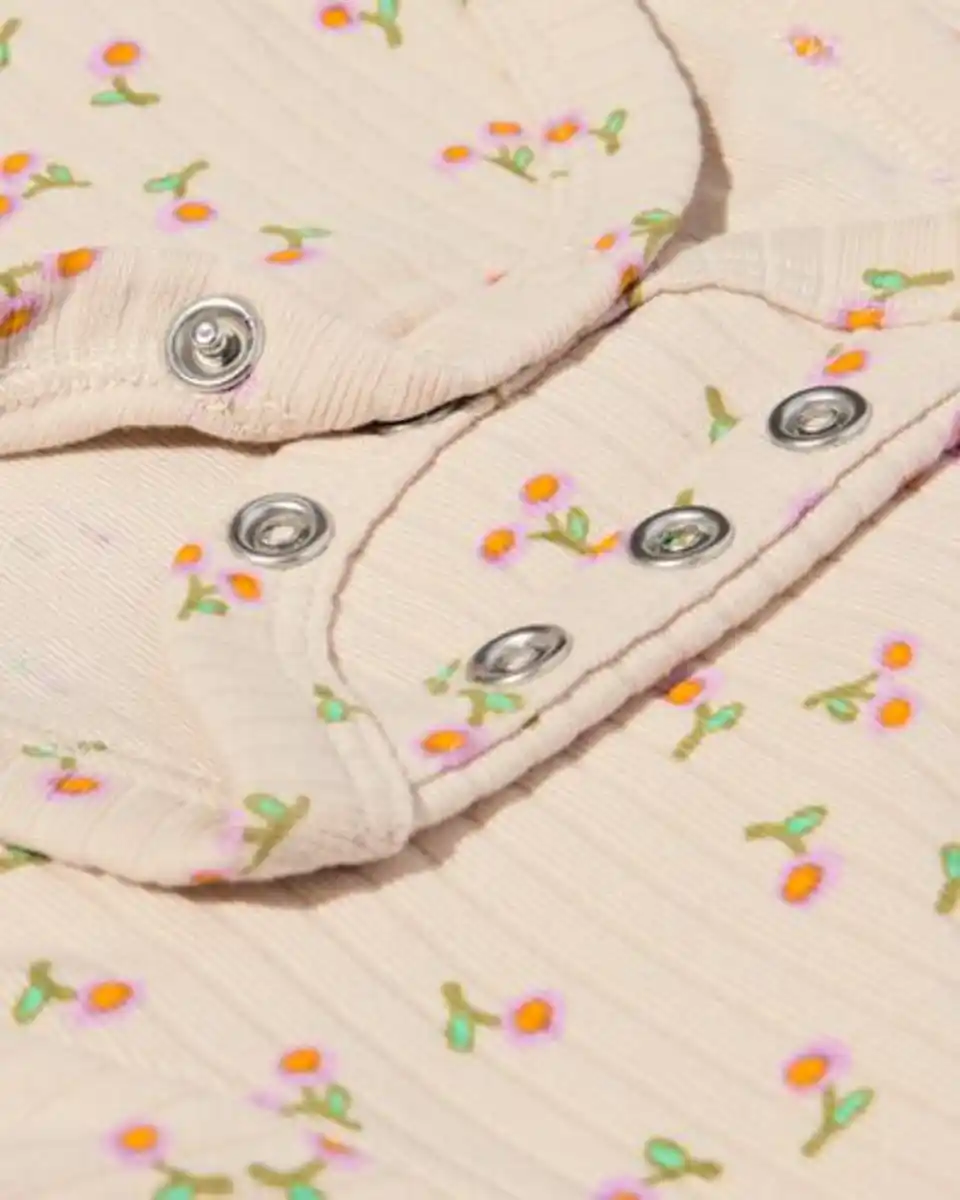Bild 4 von Mitwachsender Newborn-Wickelstrampler, gerippt, mit Blumen ecru