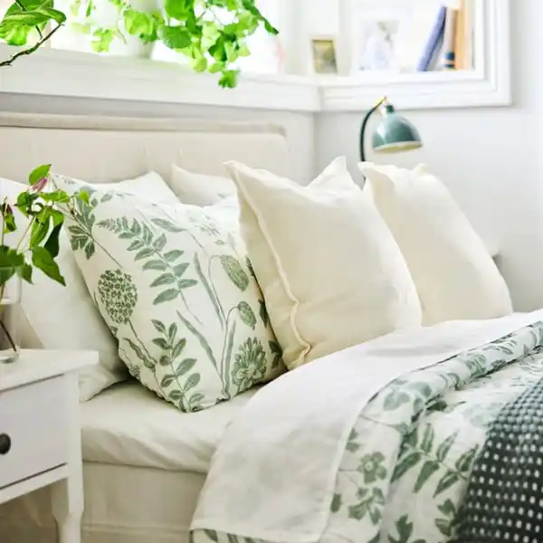 Bild 2 von NÅLBJÖRNBÄR Bettwäsche-Set, 2-teilig, weiß graugrün/Blumenmuster, 155x220/80x80 cm
