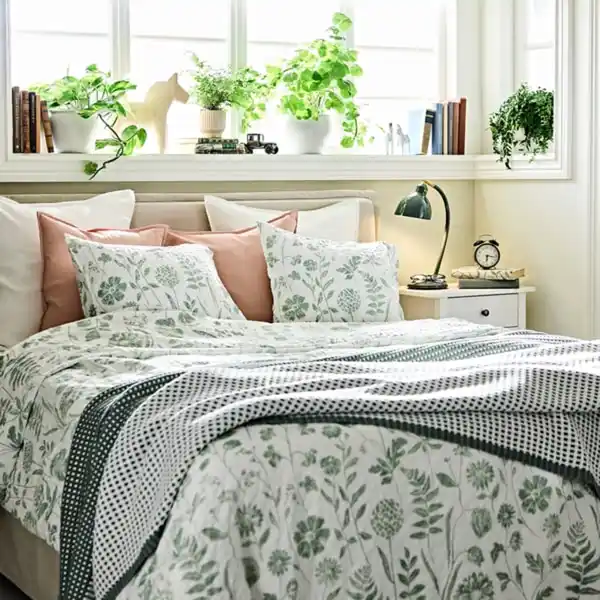 Bild 3 von NÅLBJÖRNBÄR Bettwäsche-Set, 2-teilig, weiß graugrün/Blumenmuster, 155x220/80x80 cm