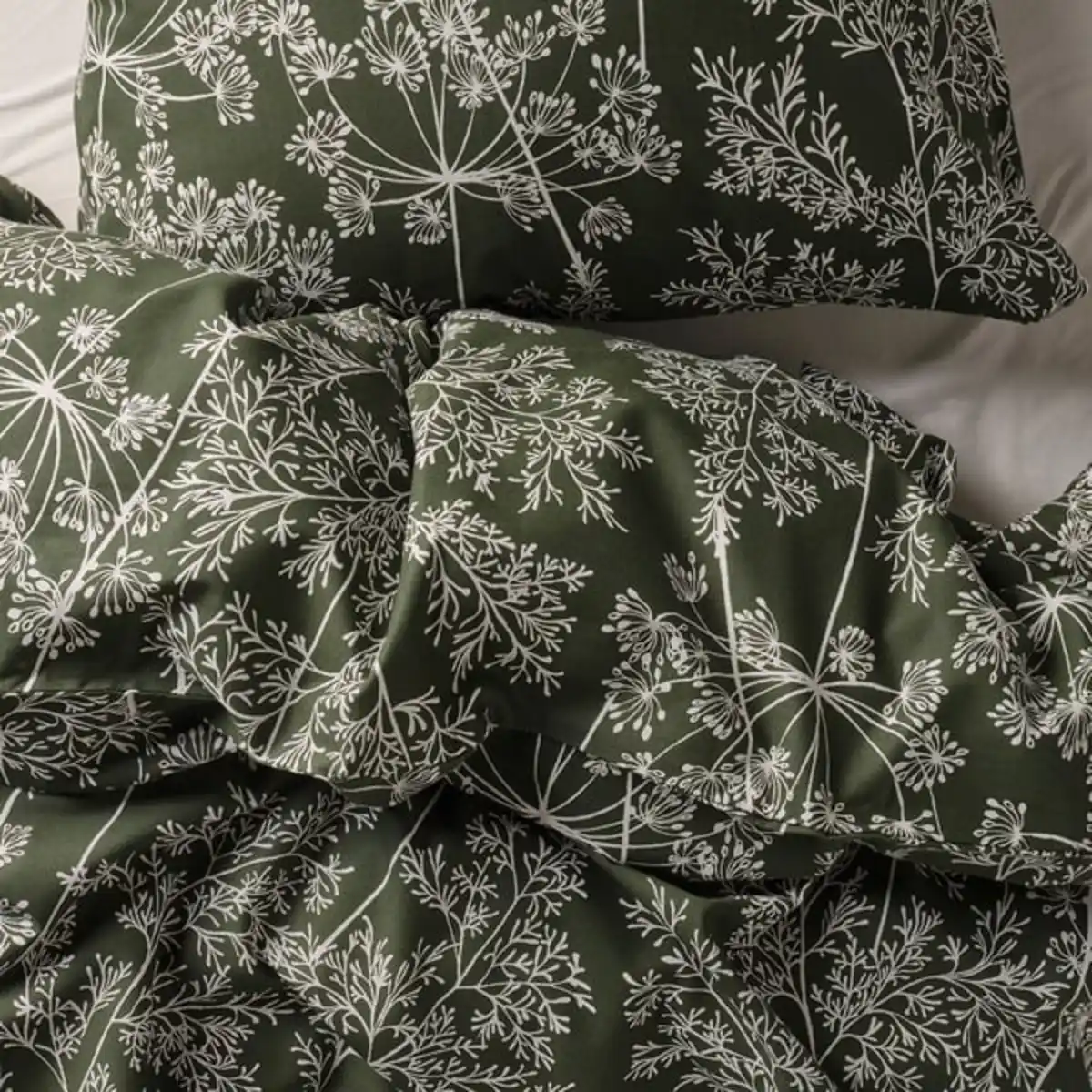 Bild 3 von DAGGBJÖRNBÄR Bettwäsche-Set, 3-teilig, dunkelgrün/Blumenmuster, 240x220/80x80 cm