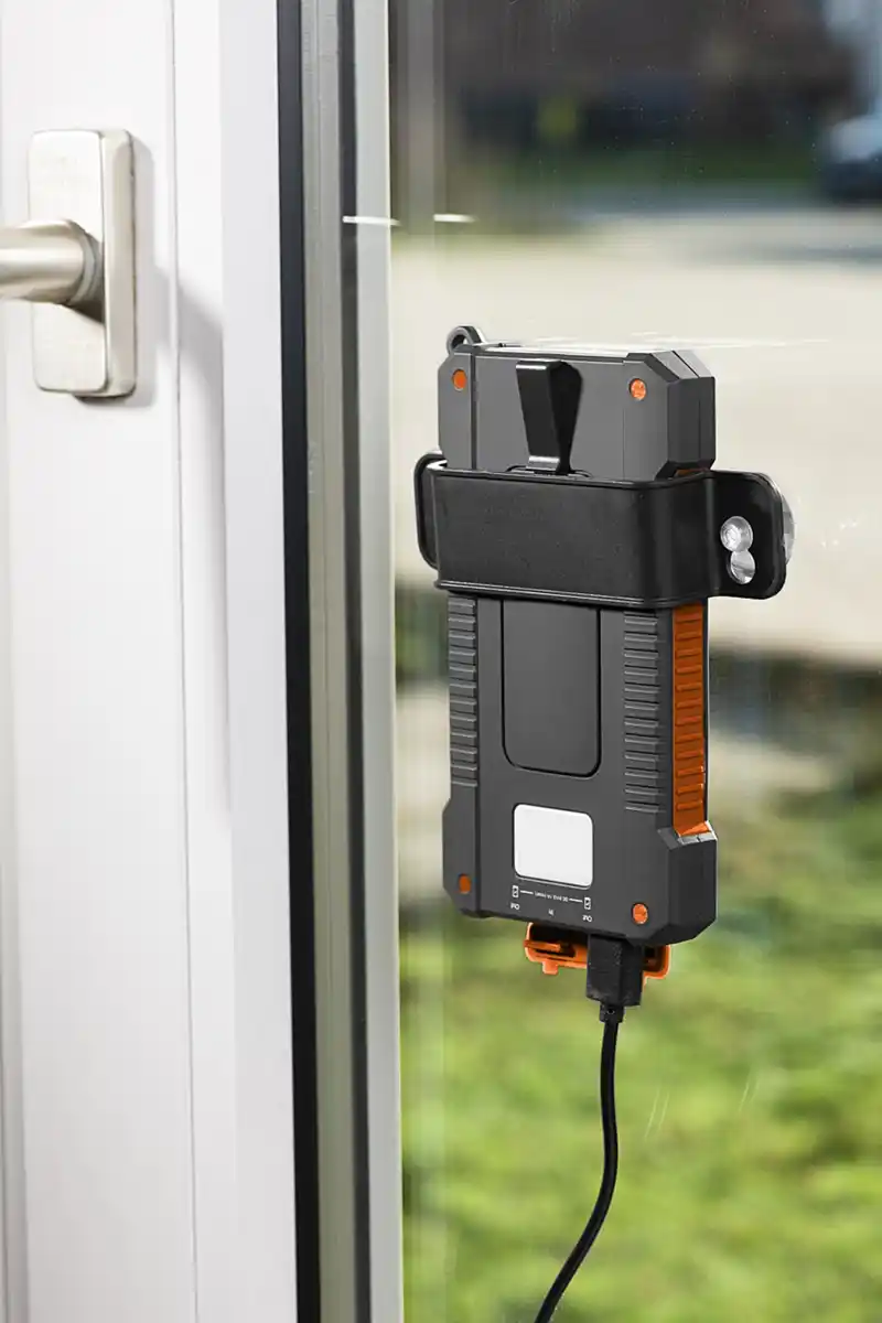 Bild 4 von IDEENWELT Solar-Powerbank orange