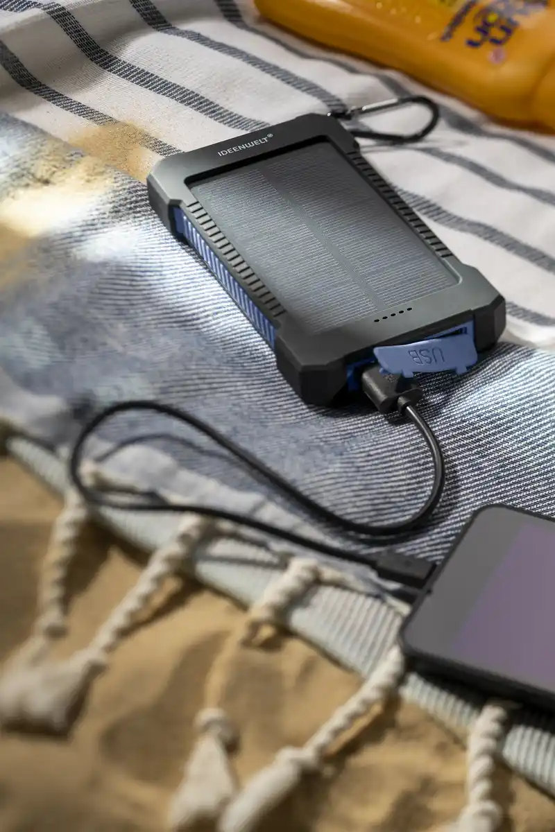 Bild 2 von IDEENWELT Solar-Powerbank blau