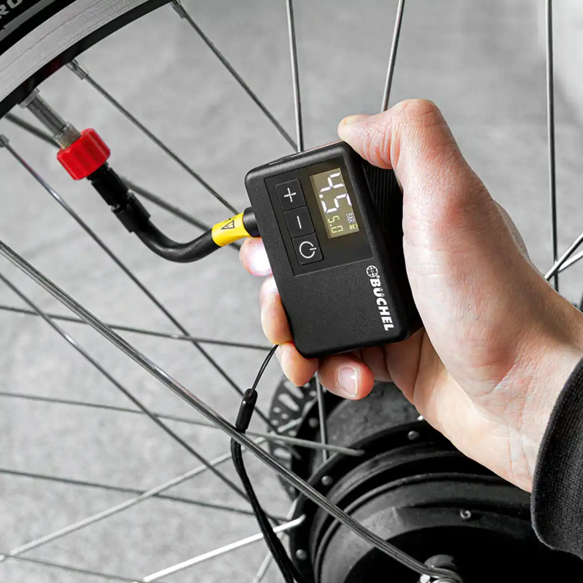 Bild 1 von Büchel Kompakte Akku-Fahrradpumpe