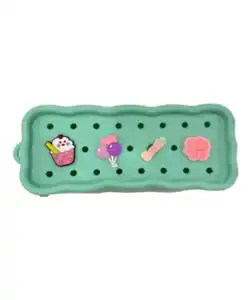 Etui mit Lochmuster und Charms, türkis