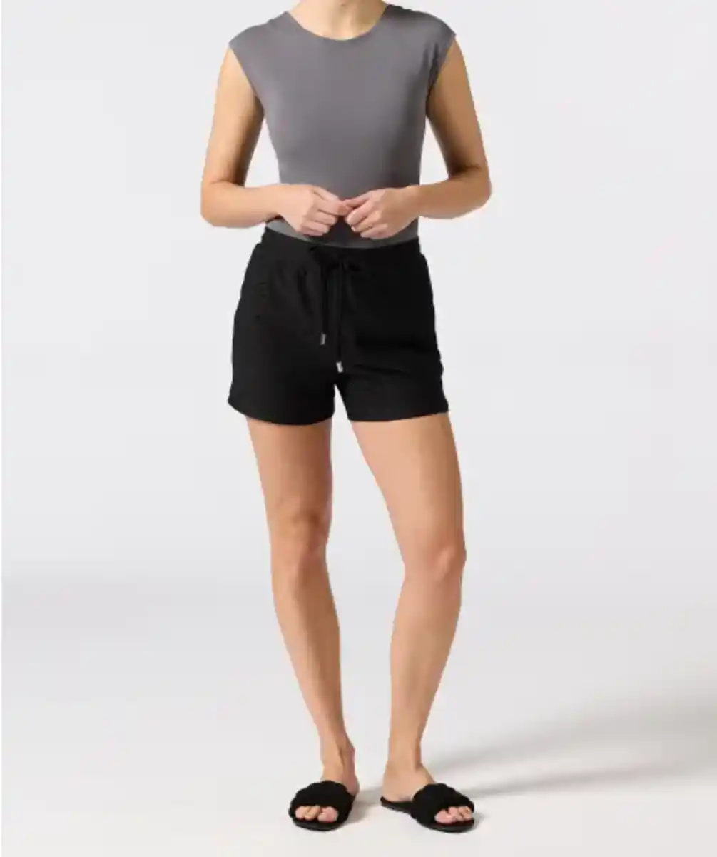 Bild 1 von Shorts mit Lochstickereien, schwarz