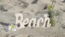 Bild 2 von Dekorieren & Einrichten Schriftzug "Beach" mit Sand, beige, 1 St