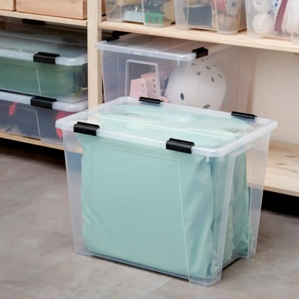 Bild 4 von SAMLA Box mit Deckel/Verschlussklips, transparent/schwarz, 57x39x43 cm/65 l