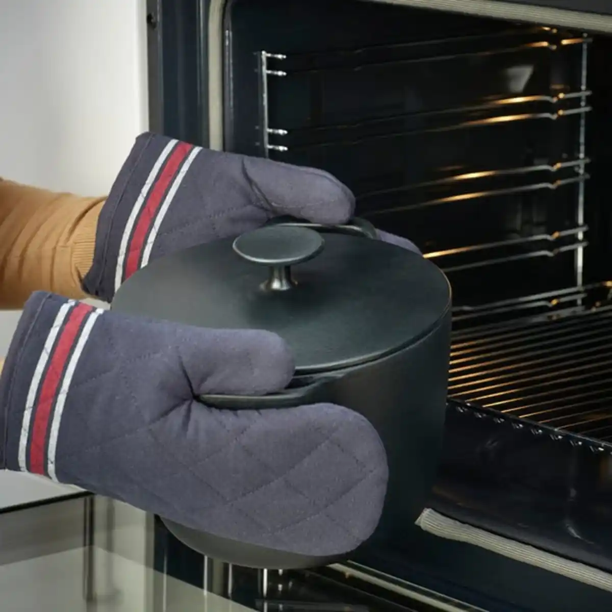 Bild 4 von VARDAGEN Topf mit Deckel, emailliertes Gusseisen mattiert/schwarz, 5 l