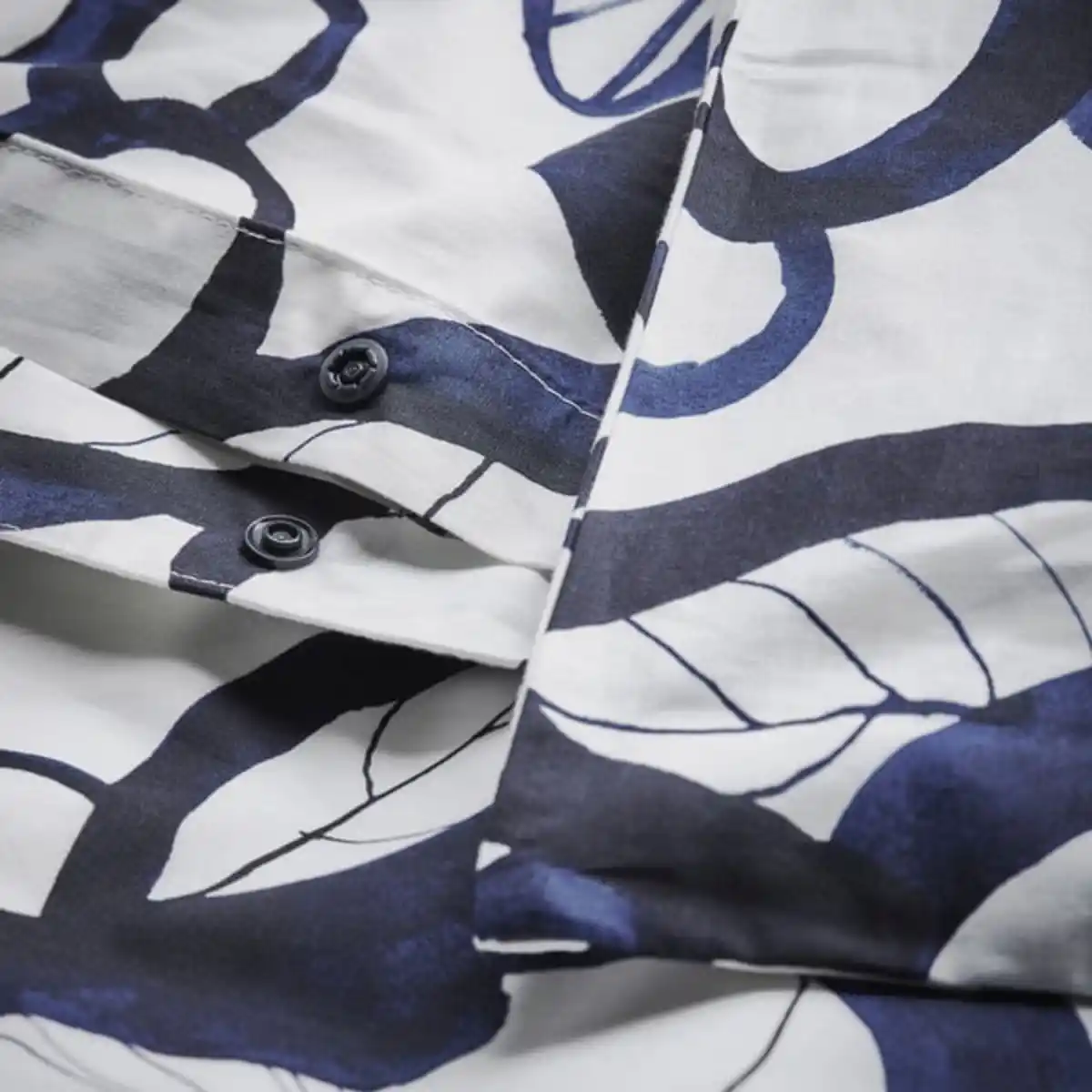 Bild 4 von HÄRLIR Bettwäsche-Set, 3-teilig, weiß schwarz/blau Blumenmuster, 240x220/80x80 cm