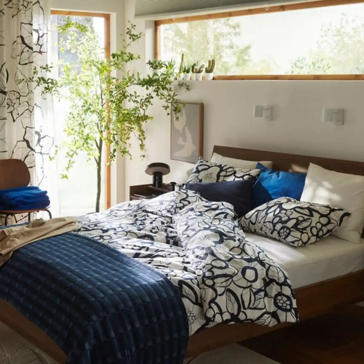 Bild 3 von HÄRLIR Bettwäsche-Set, 3-teilig, weiß schwarz/blau Blumenmuster, 240x220/80x80 cm