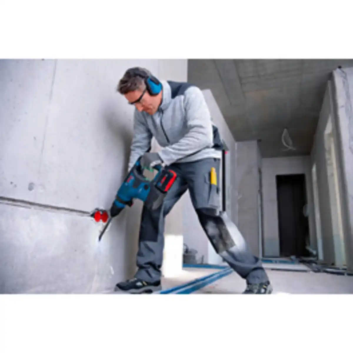 Bild 2 von BOSCH PROFESSIONAL Akku-Bohrhammer, 18 V, ohne Akkus