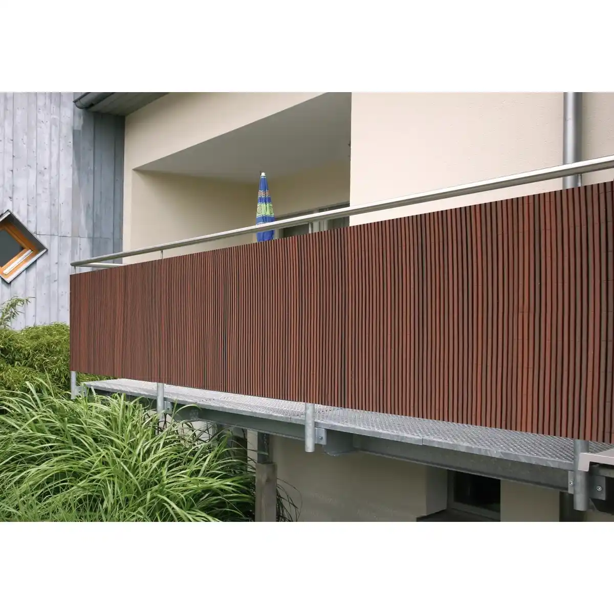 Bild 3 von Balkonverkleidung Comfort Braun mit Struktur 180 cm x 300 cm