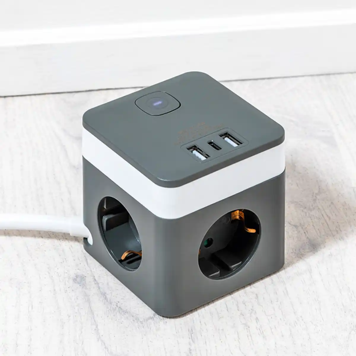 Bild 1 von Powertec Electric 3-Wege-Schuko-Steckdosentower