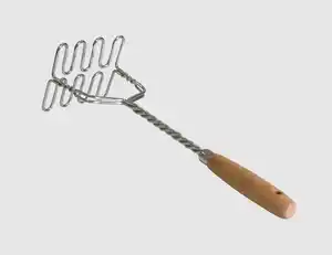 Kartoffelstampfer mit Holzgriff