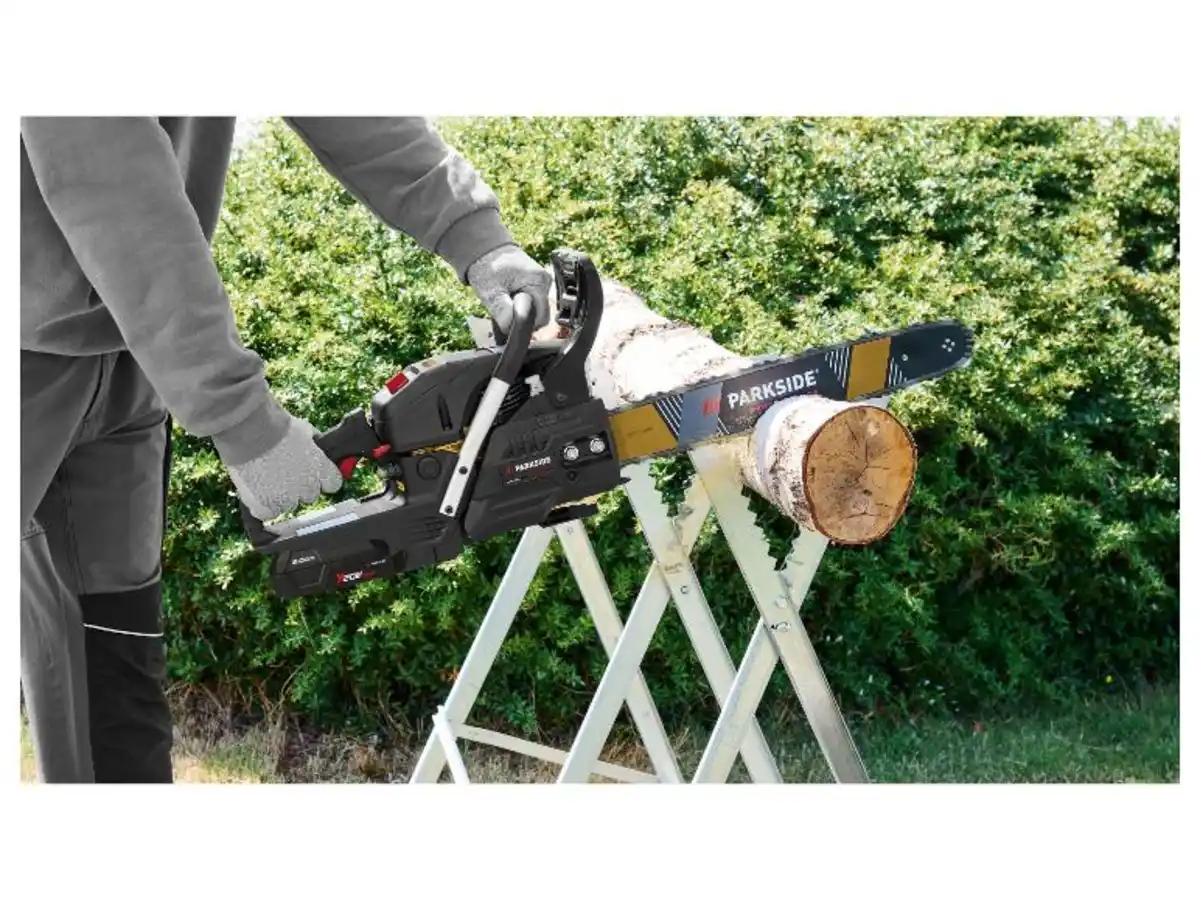 Bild 3 von PARKSIDE PERFORMANCE® Benzin-Kettensäge »PPBKS-L 56 A1« mit Elektrostart