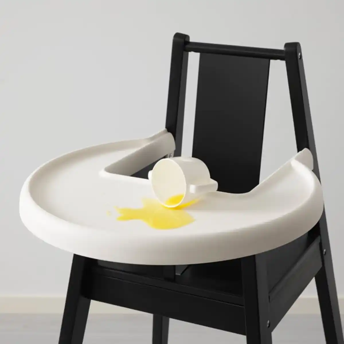 Bild 2 von BLÅMES Kinderhochstuhl mit Tablett, schwarz