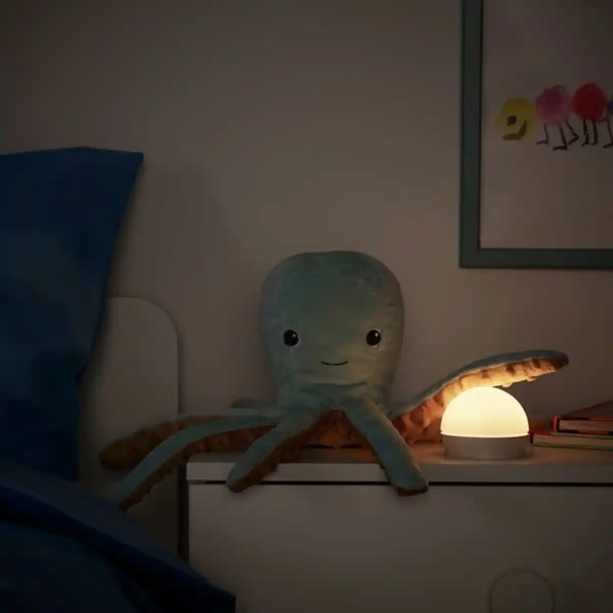 Bild 3 von BLÅVINGAD Stofftier mit LED-Nachtlicht, türkis Oktopus/batteriebetrieben