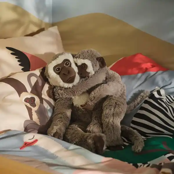 Bild 3 von SANDLÖPARE Stoffspielzeug, Grüne Meerkatze mit Baby/grau, 32 cm