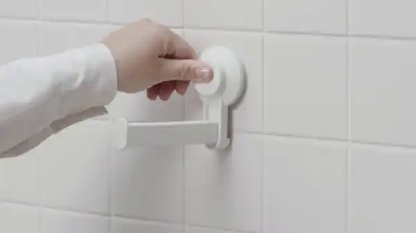 Bild 2 von TISKEN Toilettenpapierhalter mit Saugnapf, weiß