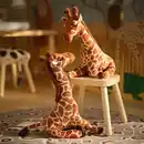 Bild 3 von SANDLÖPARE Stoffspielzeug, Giraffenkalb/braun, 45 cm
