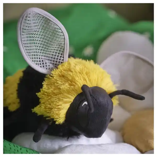 Bild 3 von SKOGSDUVA Stoffspielzeug, Hummel/schwarz gelb, 21 cm