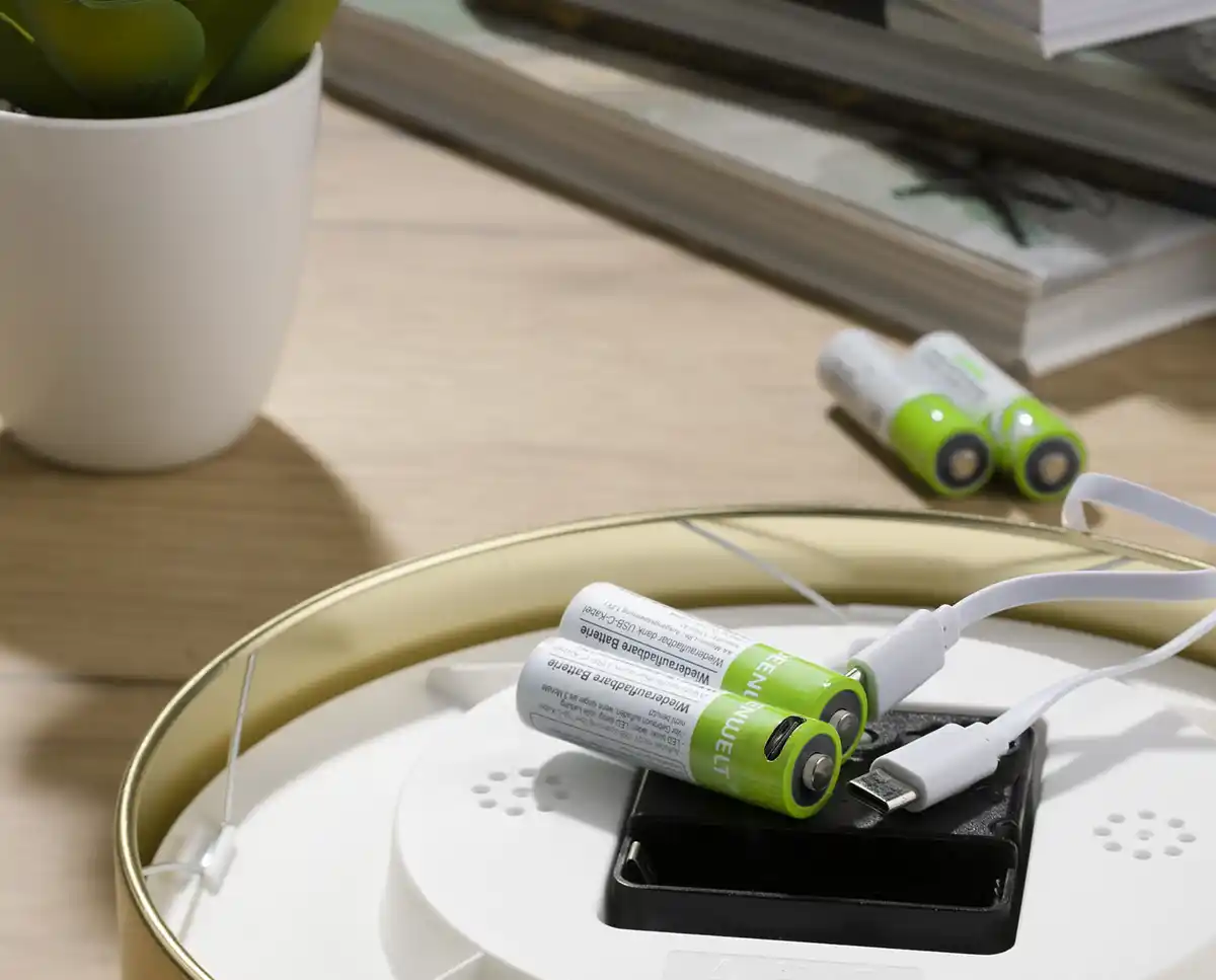 Bild 2 von IDEENWELT 4er Set Wiederaufladbare AA-Batterien