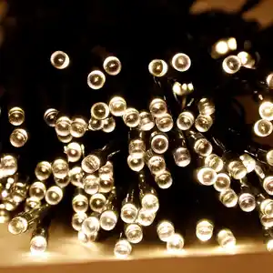 Solar-LED-Lichterkette Solar-Lichterkette mit 200 LED-Lämpchen in warmweißer Leuchtfarbe.