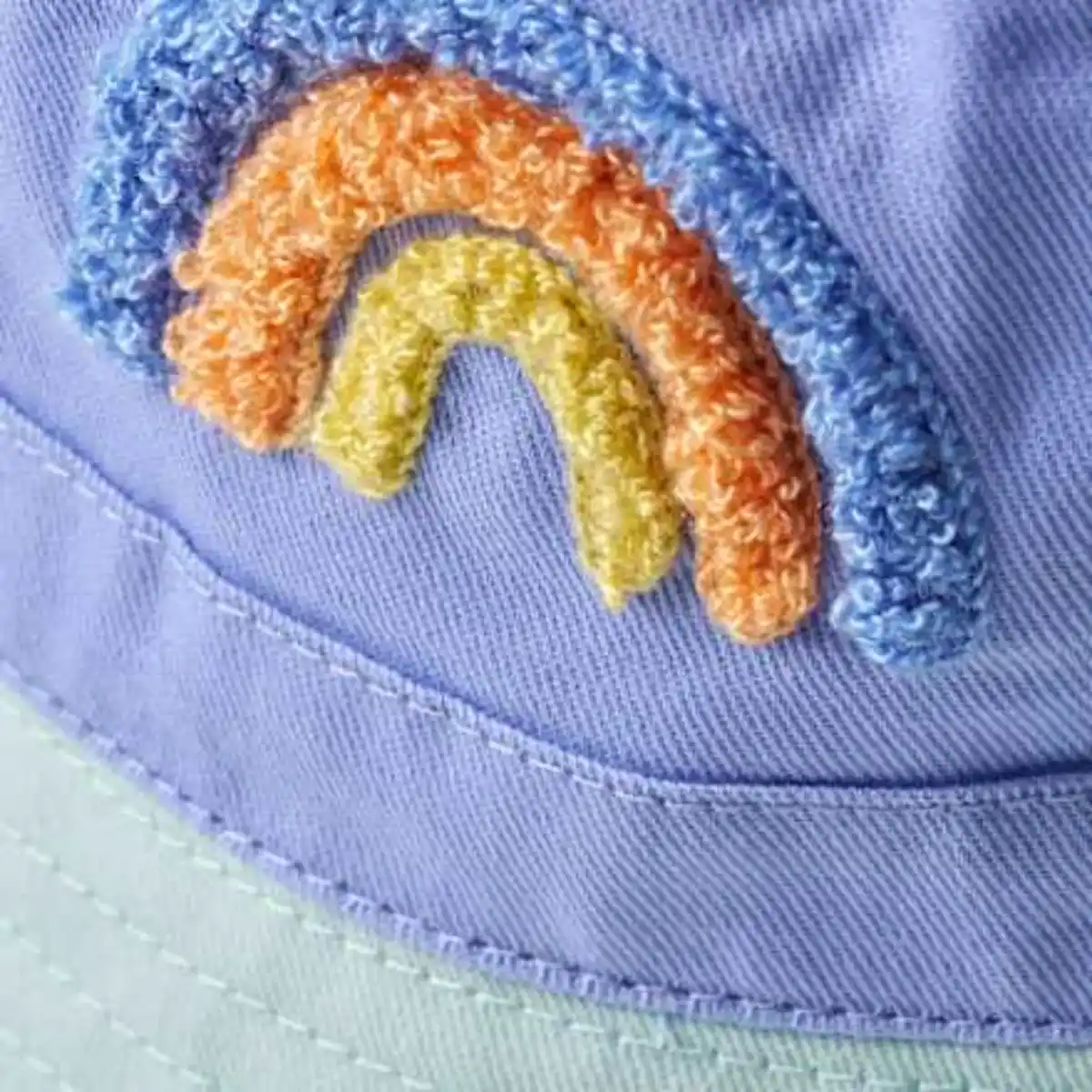 Bild 2 von ALANA Hut mit Regenbogen-Bouclé-Motiv, lila & blau, Gr. 52/53, 1 St