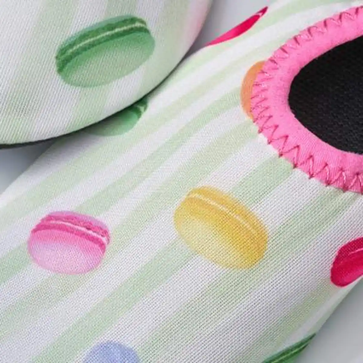 Bild 2 von PUSBLU Badeschuhe mit Macaron-Muster, grün & rosa, Gr. 27/28, 1 St