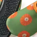 Bild 2 von PUSBLU Badeschuhe mit Löwen-Muster, grün + orange, Gr. 21/22, 1 St