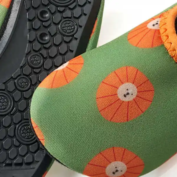 Bild 2 von PUSBLU Badeschuhe mit Löwen-Muster, grün + orange, Gr. 21/22, 1 St