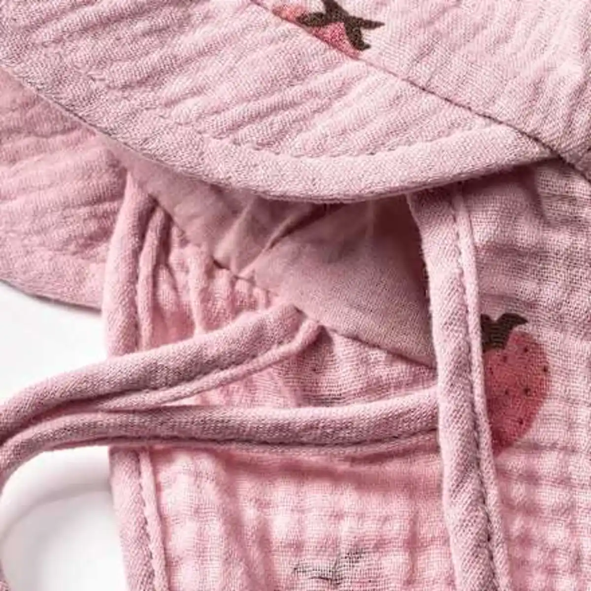 Bild 2 von ALANA Schirmmütze aus Musselin mit Nackenschutz & Erdbeer-Muster, rosa, Gr. 48/49, 1 St