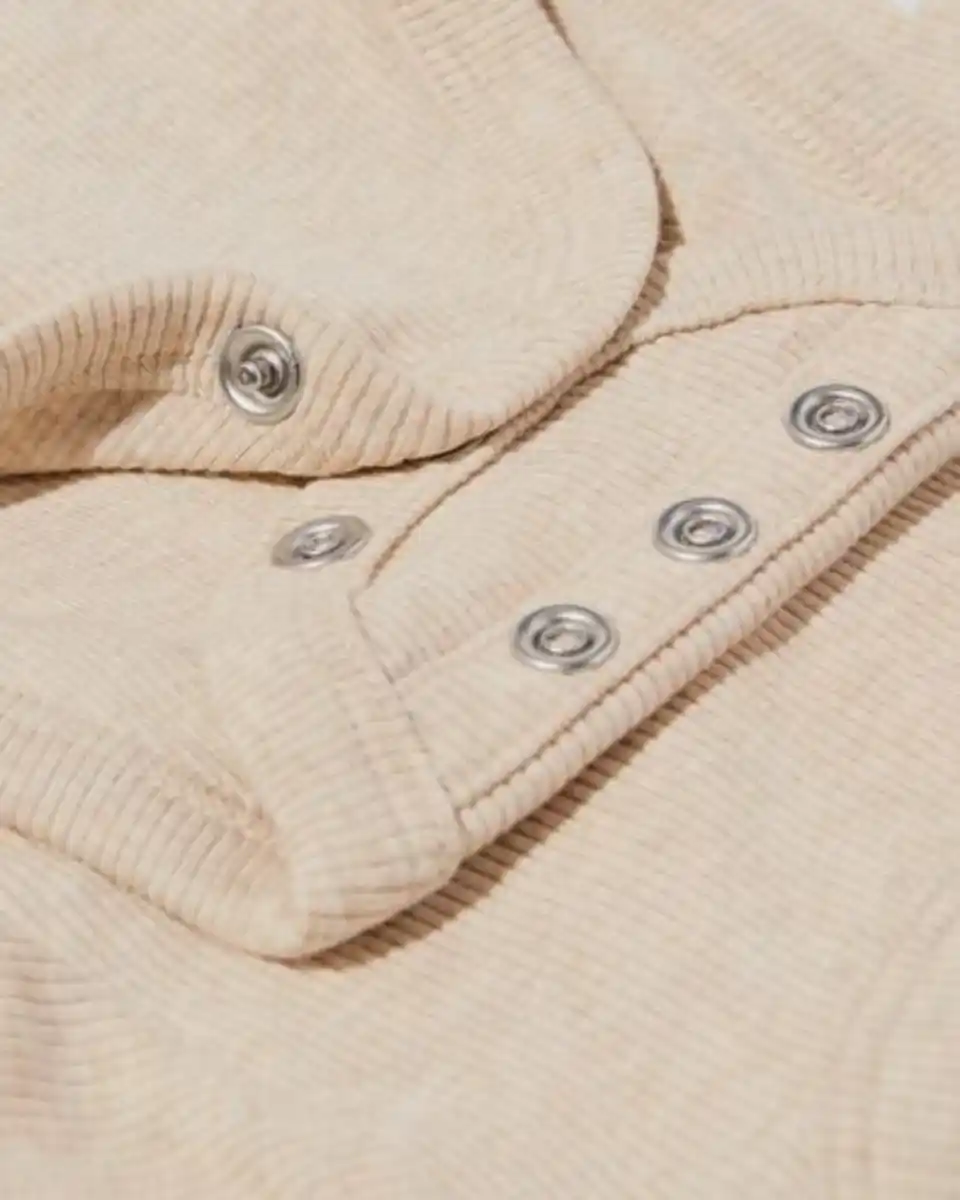 Bild 2 von Newborn-Wickelstrampler zum Mitwachsen, LENZING™ ECOVERO™, gerippt sandfarben