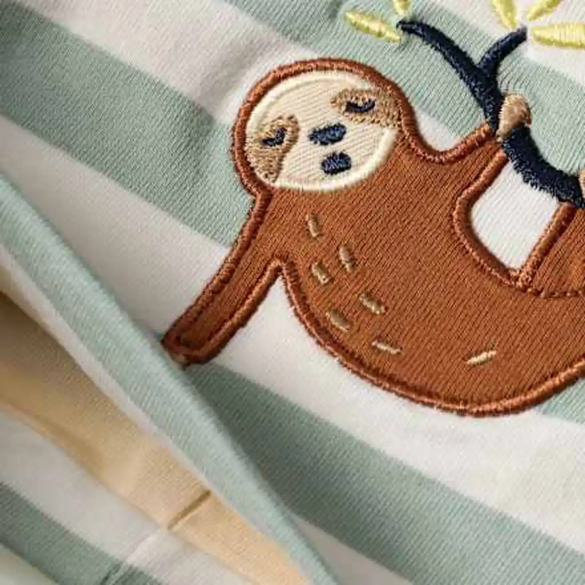 Bild 2 von ALANA Beanie mit Faultier-Stickerei, grün, Gr. 52/53, 1 St