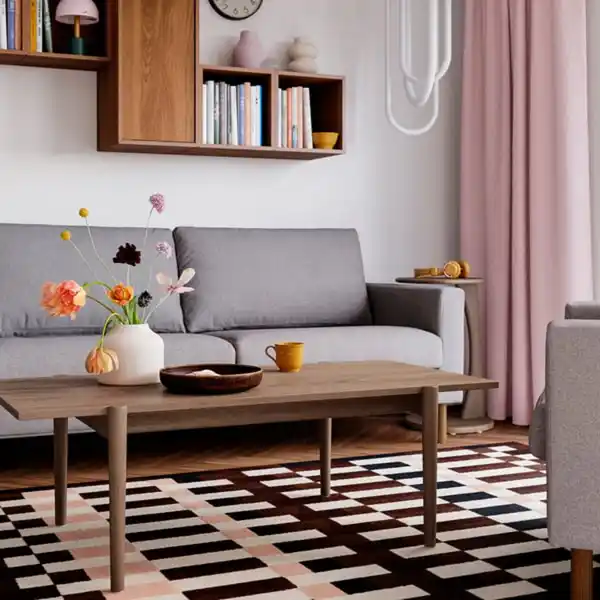 Bild 3 von UGGLERUM Couchtisch, Nussbaumfurnier, 130x65 cm