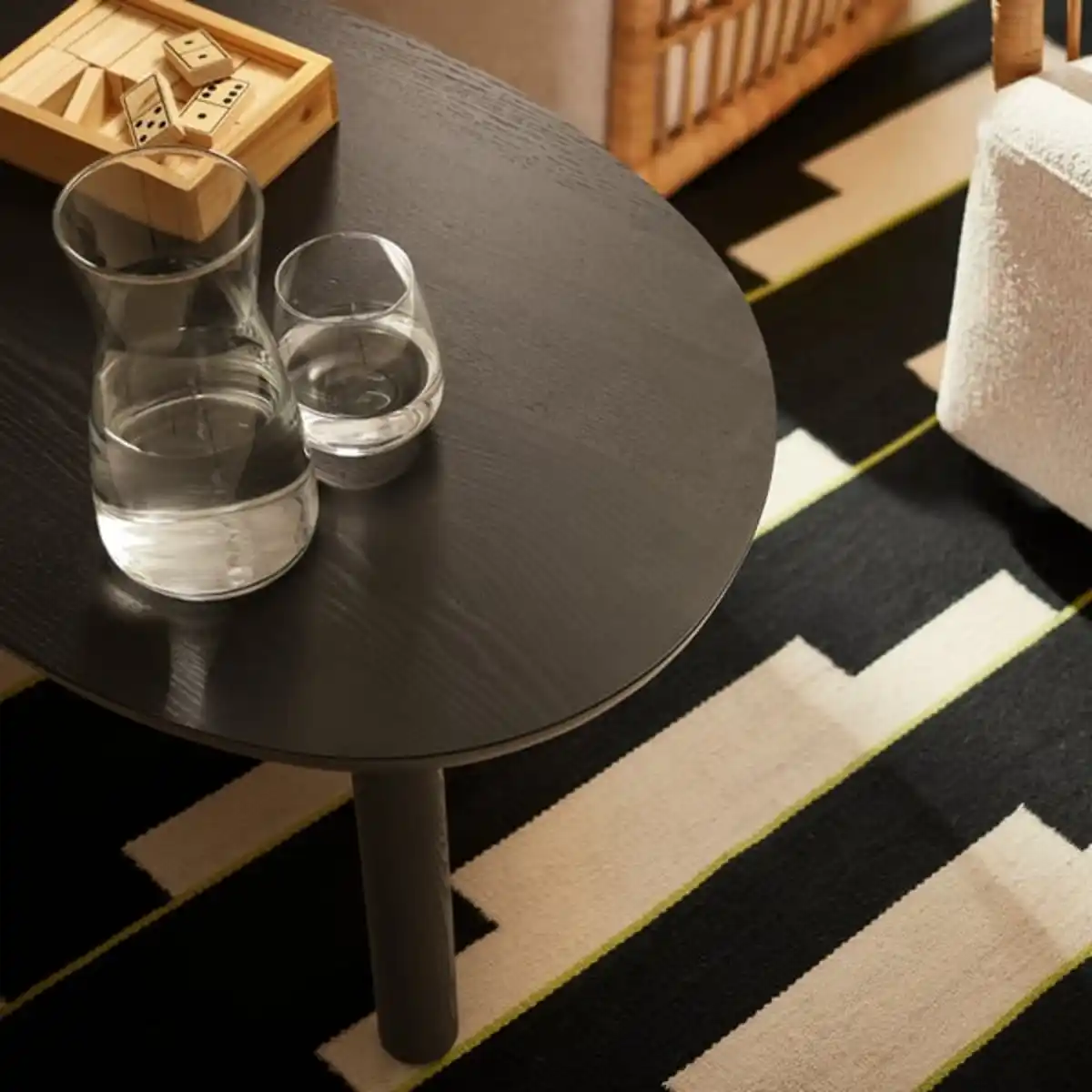 Bild 2 von ÖRTRÄSK Couchtisch, schwarz Eschenfurnier, 75x48 cm