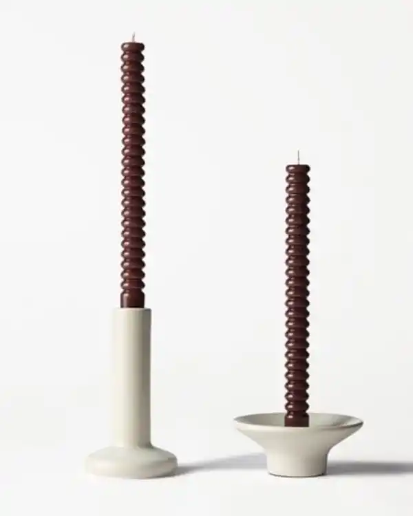 Bild 2 von Dinnerkerzen, ⌀ 2,2 × 25 cm, mit Rippenstruktur, Dunkelbraun – 2 Stück