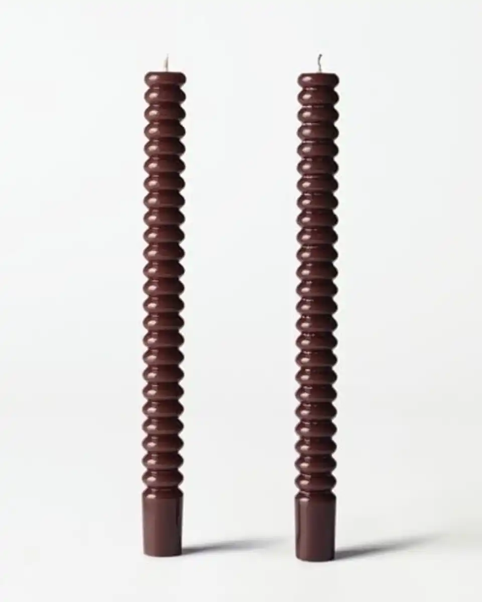 Bild 1 von Dinnerkerzen, ⌀ 2,2 × 25 cm, mit Rippenstruktur, Dunkelbraun – 2 Stück