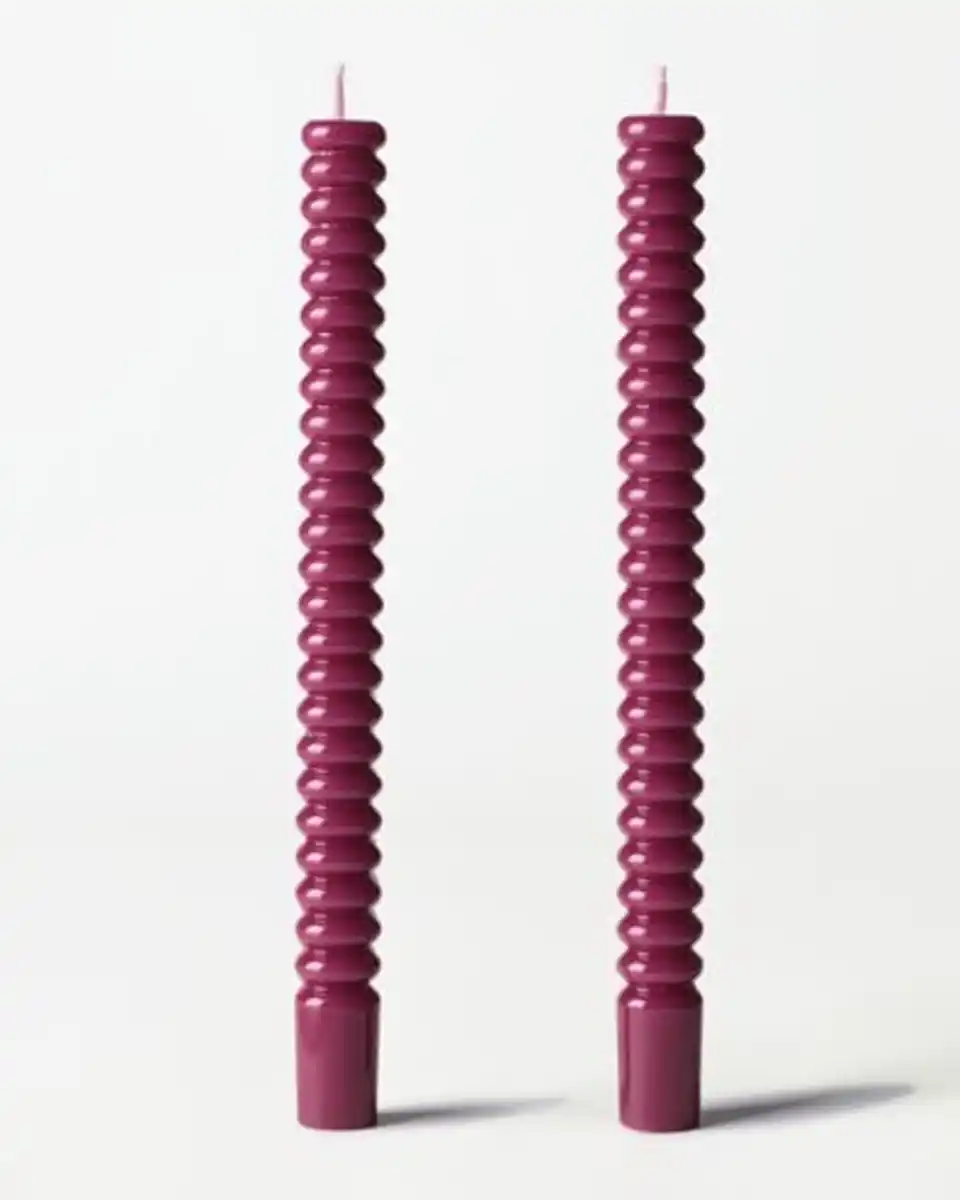 Bild 1 von Dinnerkerze, ⌀ 2,2 × 25 cm, mit Rippenstruktur, Aubergine – 2 Stück